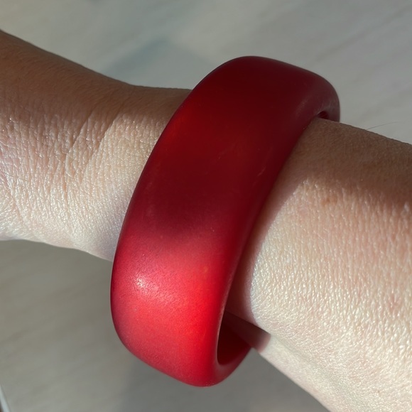 🌷CHRISTINA DEFALCO RED RESIN BANGLE - Picture 3 of 6
